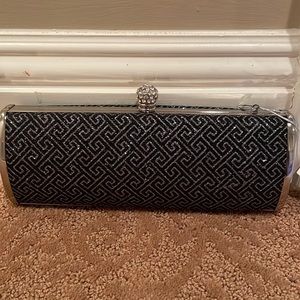 New clutch with tag. Comes with 2 handle sizes.